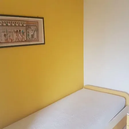 Lägenhet Girasole - Beachfront With Private Garden & Direct Access *